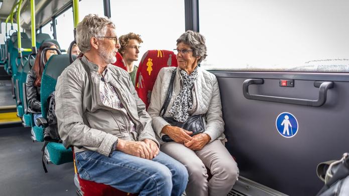 Senioren in de bus van Connexxion in Beverwijk